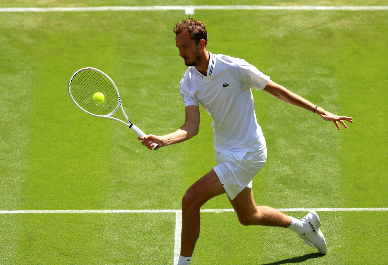 爱游戏APP-年终总决赛轻取温网，梅德韦杰夫高光表现